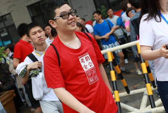 高考穿什么？切记有的衣服真不能穿进考场，真的可能影响考生发挥