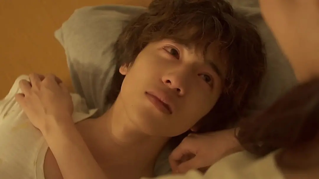 男主是95年出生的小奶狗志尊淳,作为一名偶像剧演员,出演过《宠物情人