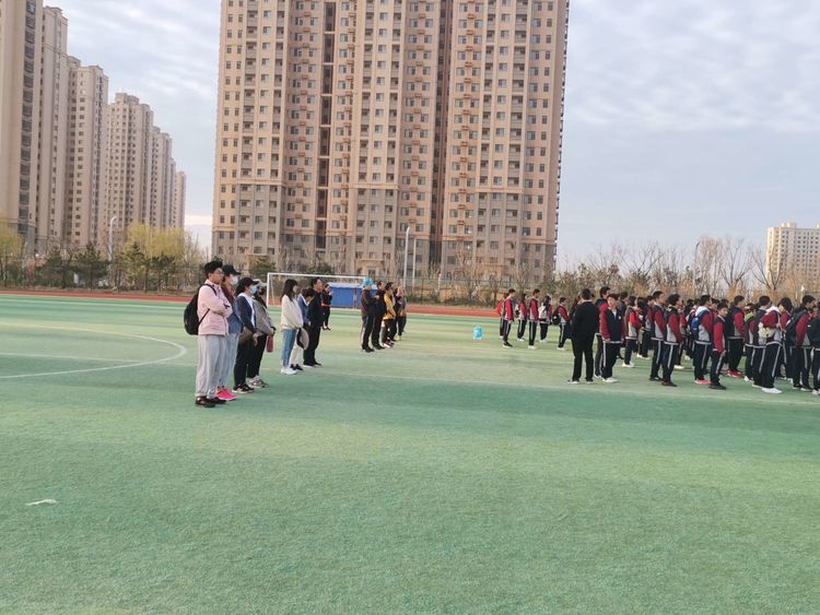 潍坊滨海国际学校组织徒步拉练活动