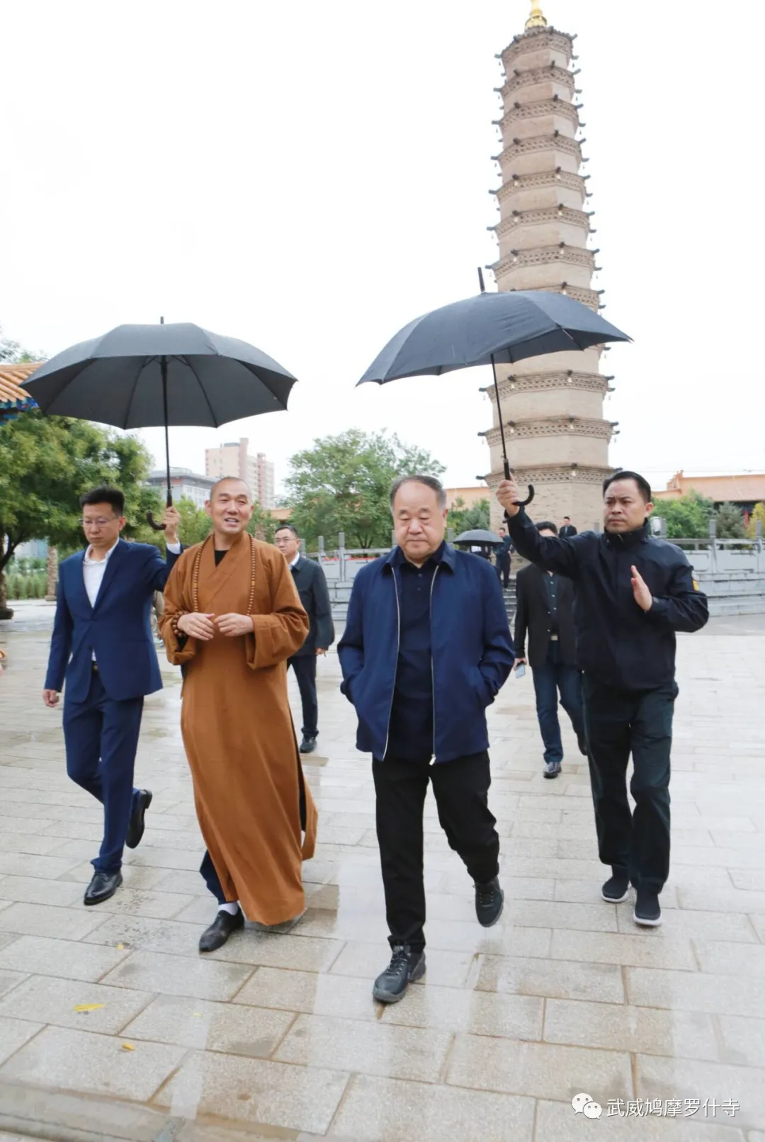 莫言到武威鸠摩罗什寺参访,并题写"舌灿莲花"四个大字