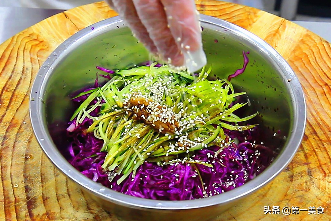 凉拌紫甘蓝，到底用不用焯水？大厨教你正确做法，紫甘蓝脆爽不黑