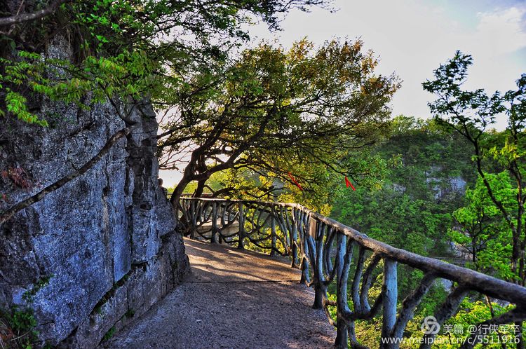 玉壶峰下松涛起，天界佛国掸尘埃！走遍千山万岭，唯天门山独有