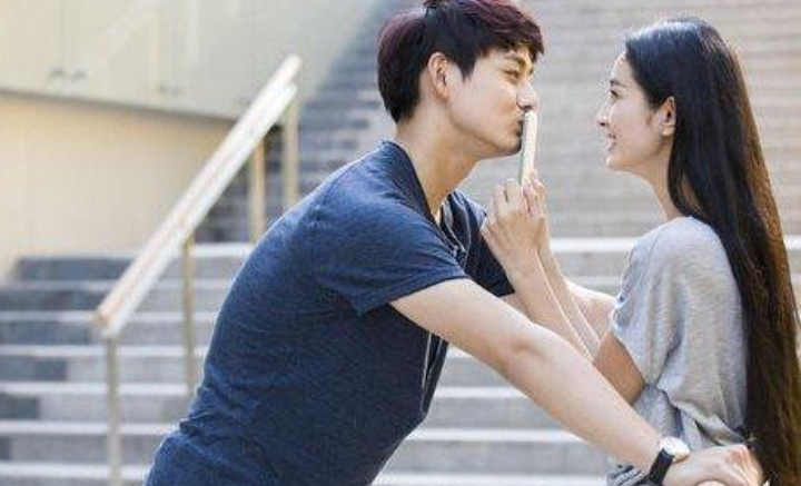 女大学生第一次约会，全宿舍合力帮忙装扮，网友调侃：怕砸手里吧