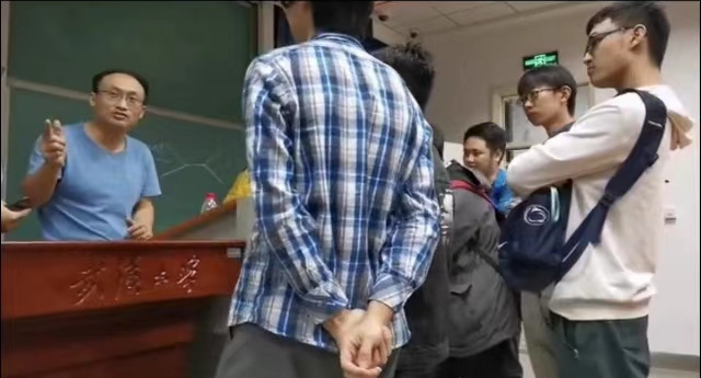 看完武汉大学的学生日常，才知道考名校的意义，你或许上了假大学