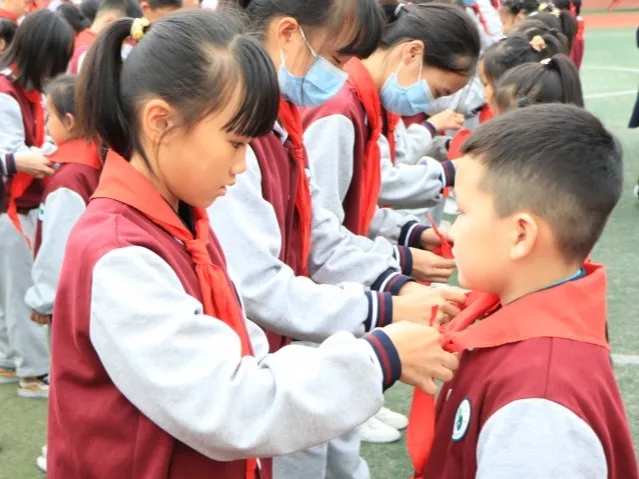 成都市各学校开展“少年先锋队建队日”系列活动