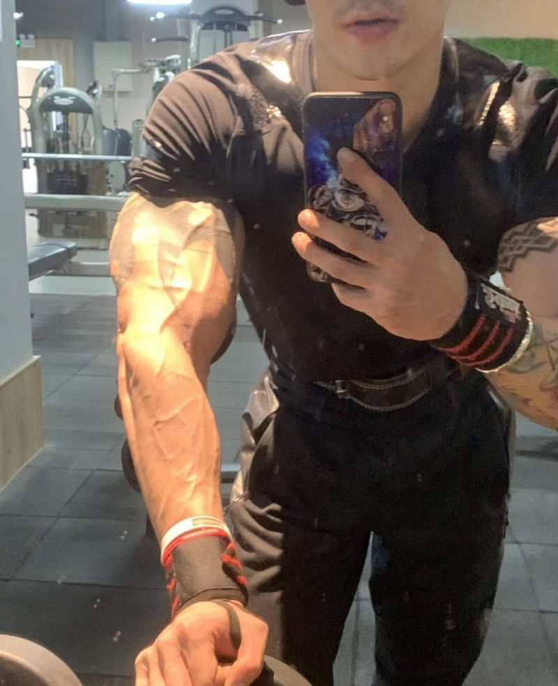 90后健身肌肉型男,体脂率仅有着10%,这腹肌身材越看越好,爱了