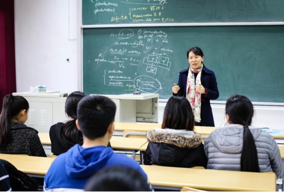 大学毕业生想“留校任教”，至少需要满足3个条件，不然很难实现