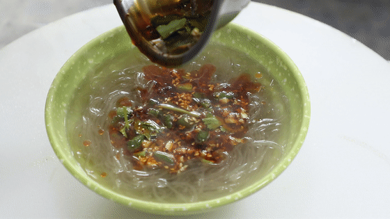 店里的酸辣粉为什么吃起来那么过瘾？做法很简单，秘方都在料汁里