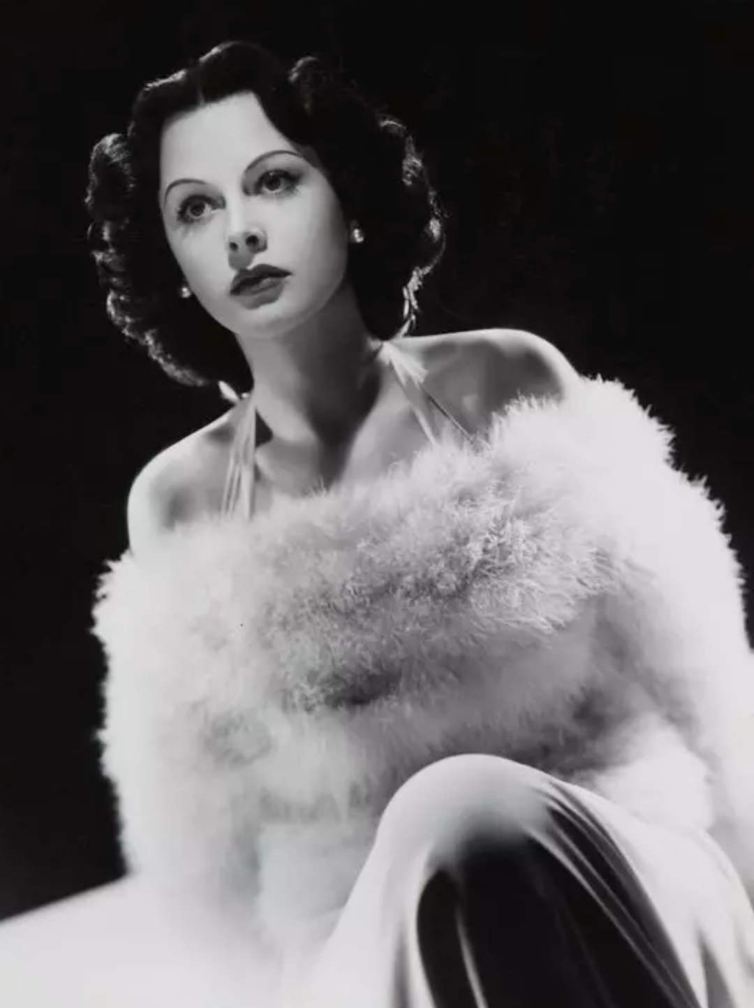 18岁全裸出镜,从好莱坞艳星到wifi之母,她实现了肉到灵的突破