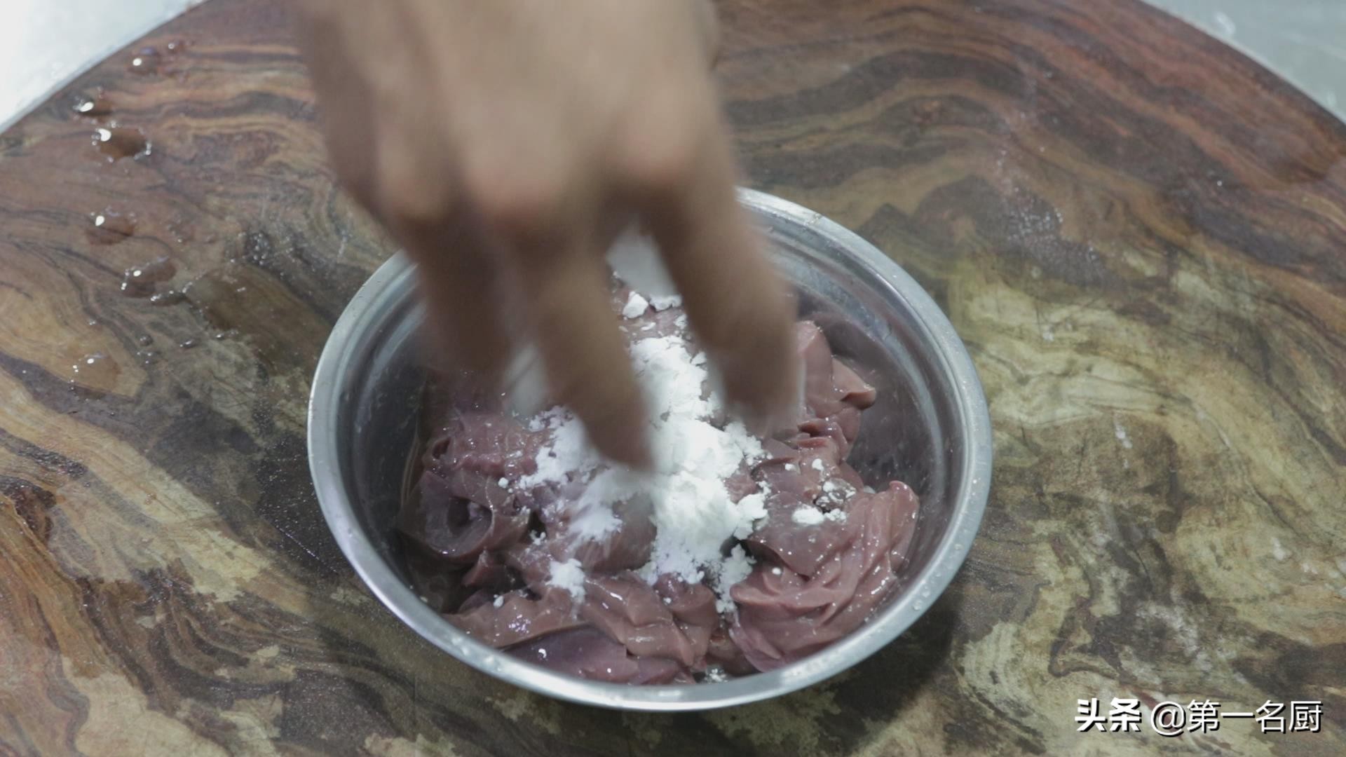 家常爆炒腰花的做法（两分钟教你做美味的家常爆炒腰花）