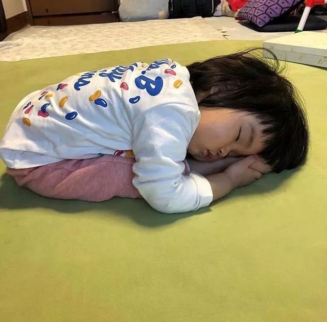 岛国这群父母专拍孩子的沙雕照片上传网络，是亲生的，没错了