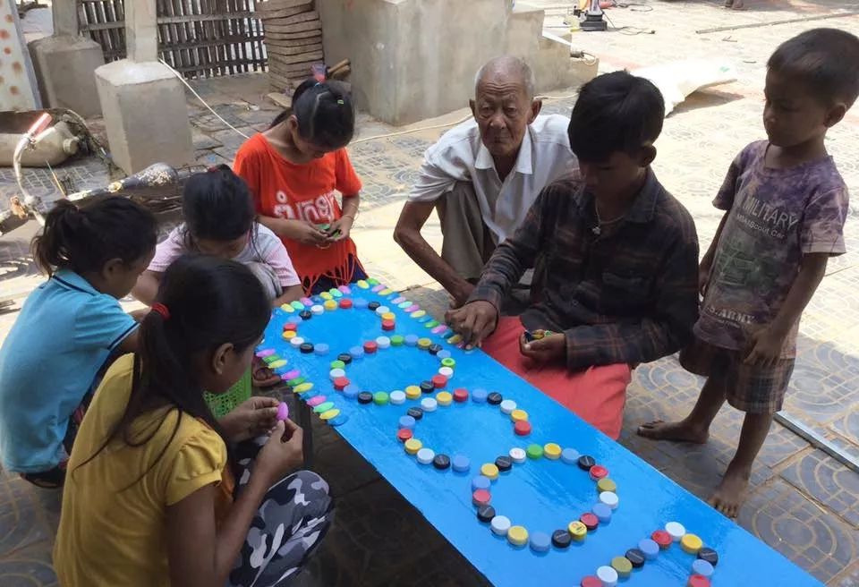 捡破烂交学费，用废品造学校？他建了一所垃圾学校，拯救无数孩子