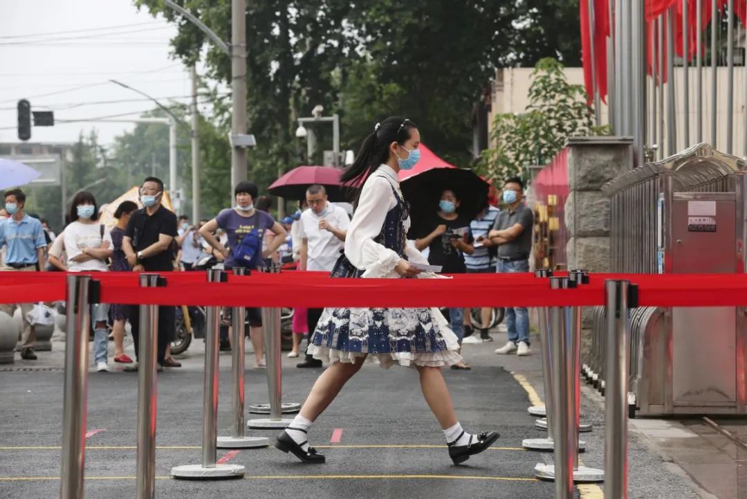 大佬高考作文：白岩松评污染，马云论天下，08地震作文最悲情