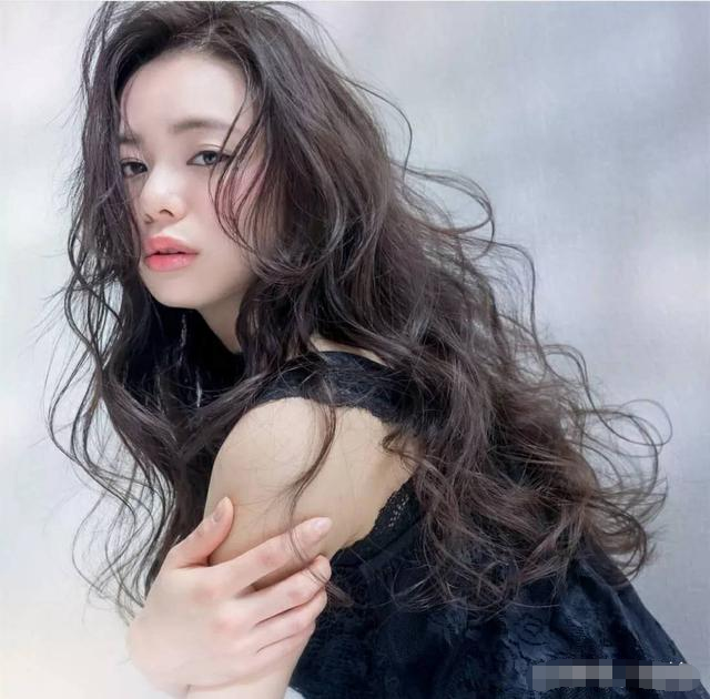 烫发后用弹力素还是护发精油好？千万别用错，打理造型只需三招