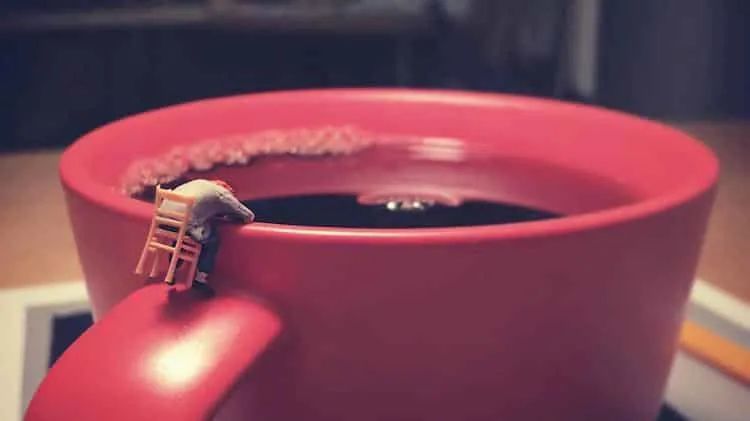 坐办公室太无聊，为了打发时间，他玩出新花样，值得学习