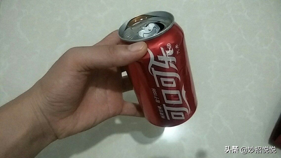 才知道衣服上的口香糖，最怕“橡皮擦”，一泡一擦立马干净不留痕