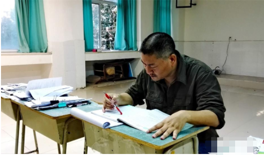 高考“最牛钉子户”梁实上热搜，54岁备战25次高考，被嘲当代范进