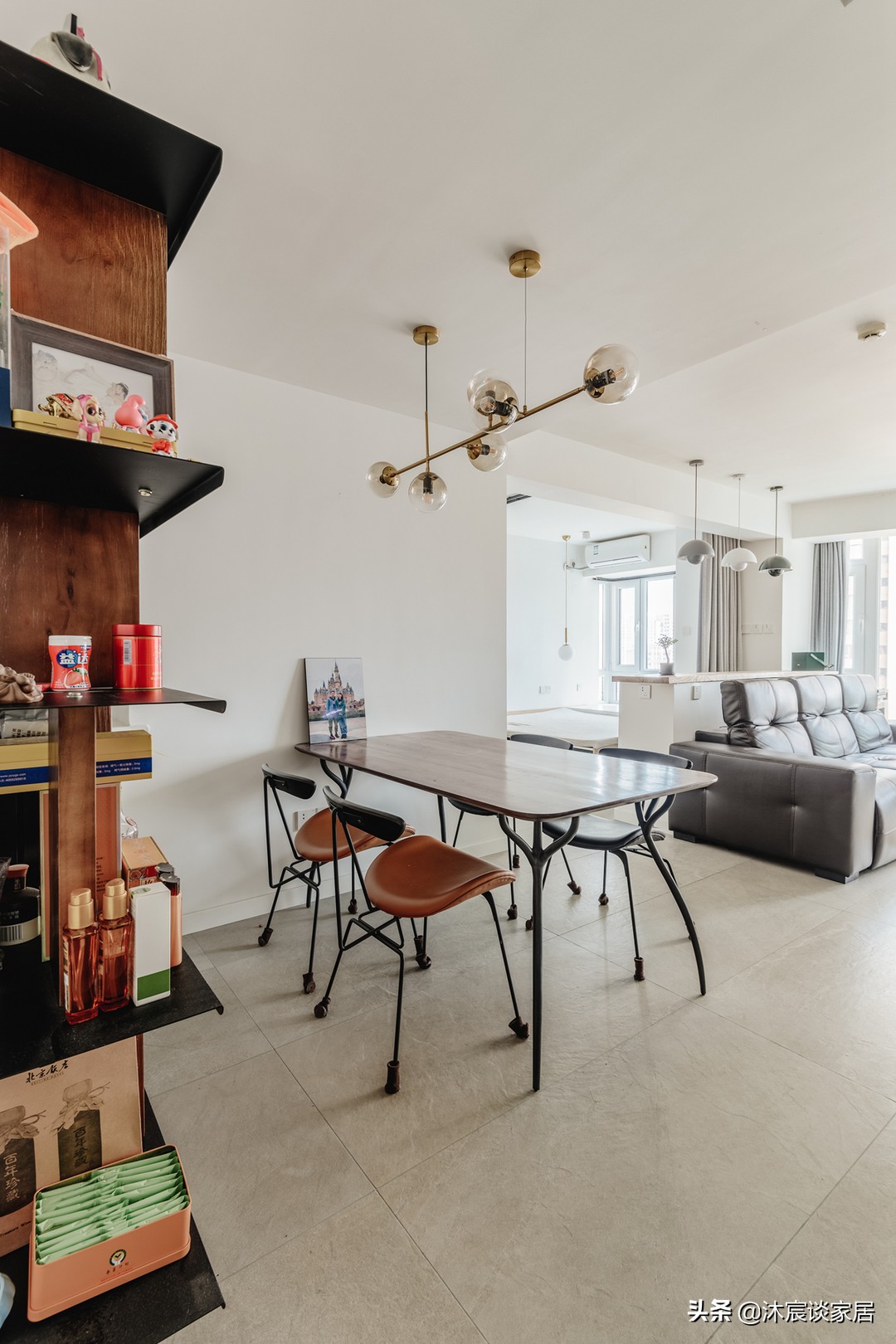 她家看着平淡，但简洁清爽，用窗帘隔出一间卧室，温馨且幸福