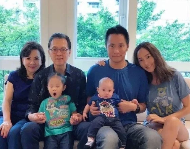 台湾名媛关颖戴3亿多珠宝现身，直呼自己买不起！生三娃身材仍辣
