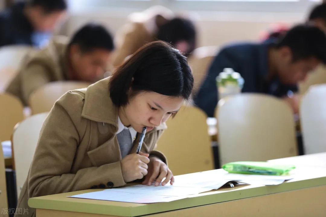 哪些大学专业，考公务员会更有优势？以2022年公考岗位来分析