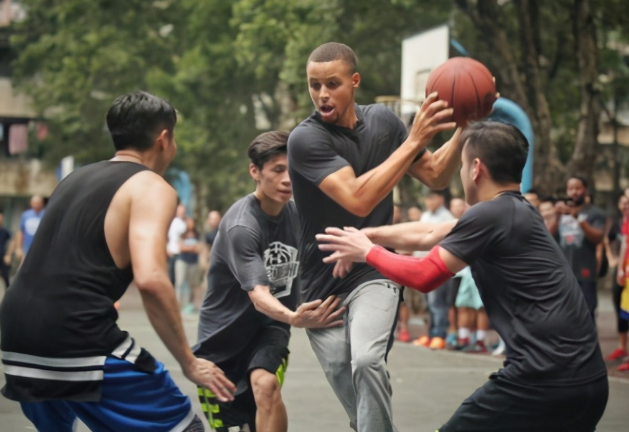 正常人为什么打不了nba(普通人为何打不了NBA？看看野球场的库里 姚明的大腿 你就懂)