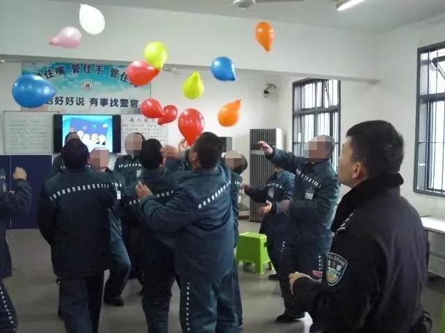 白天他在病房唱歌，晚上回到监狱