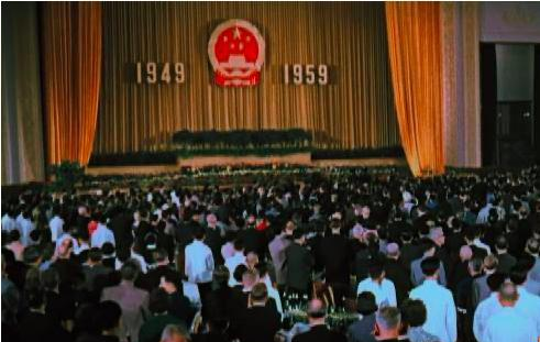 1959年人民大会堂国宴，在宴会厅天花板上，为何藏着50个黑衣人