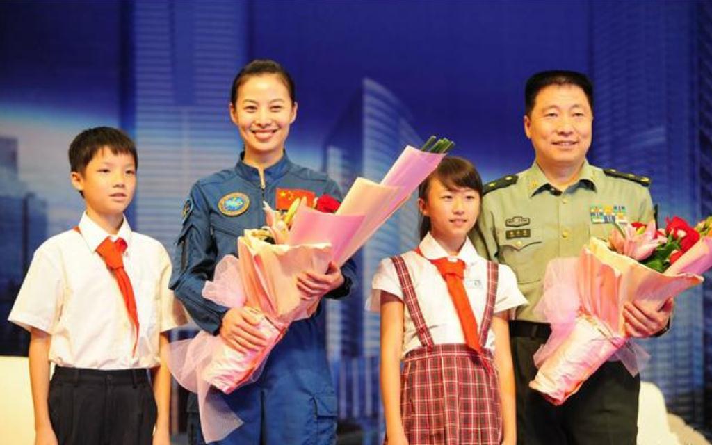 女航天员王亚平学历曝光，竟是北大女博士，上天了也不忘“授课”
