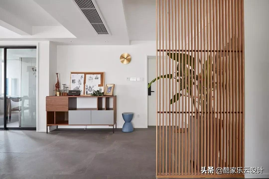 进门就是客厅？或许可以这样隔出玄关