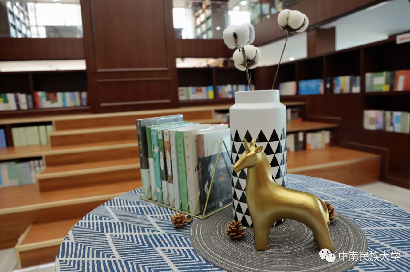 揭秘全国“最高”的高校图书馆，坐落于湖北，建在湖边！