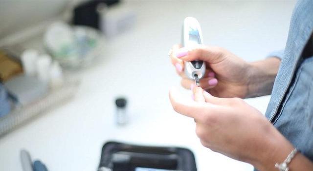 膝盖发酸、发痛，核磁仅有少量积液，到底该咋办？医生详细告诉您