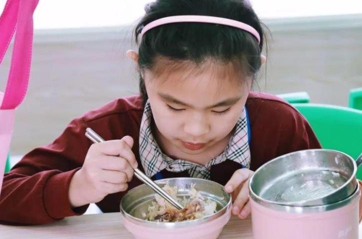 4部门联合明确规定，非寄宿制学校不得设置小卖部，食堂禁止承包