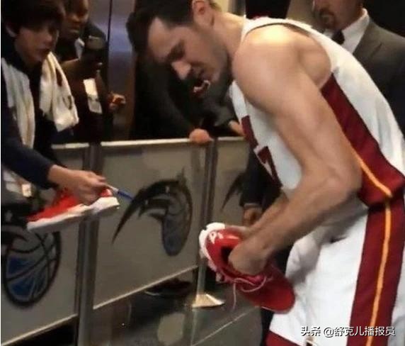 nba球员为什么里面垫一件衣服(NBA球星为啥送鞋时都把鞋垫拿出来，是舍不得，还是怕熏到球迷？)