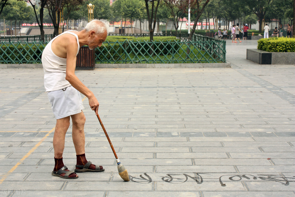 老年人驼背,本质是骨质疏松
