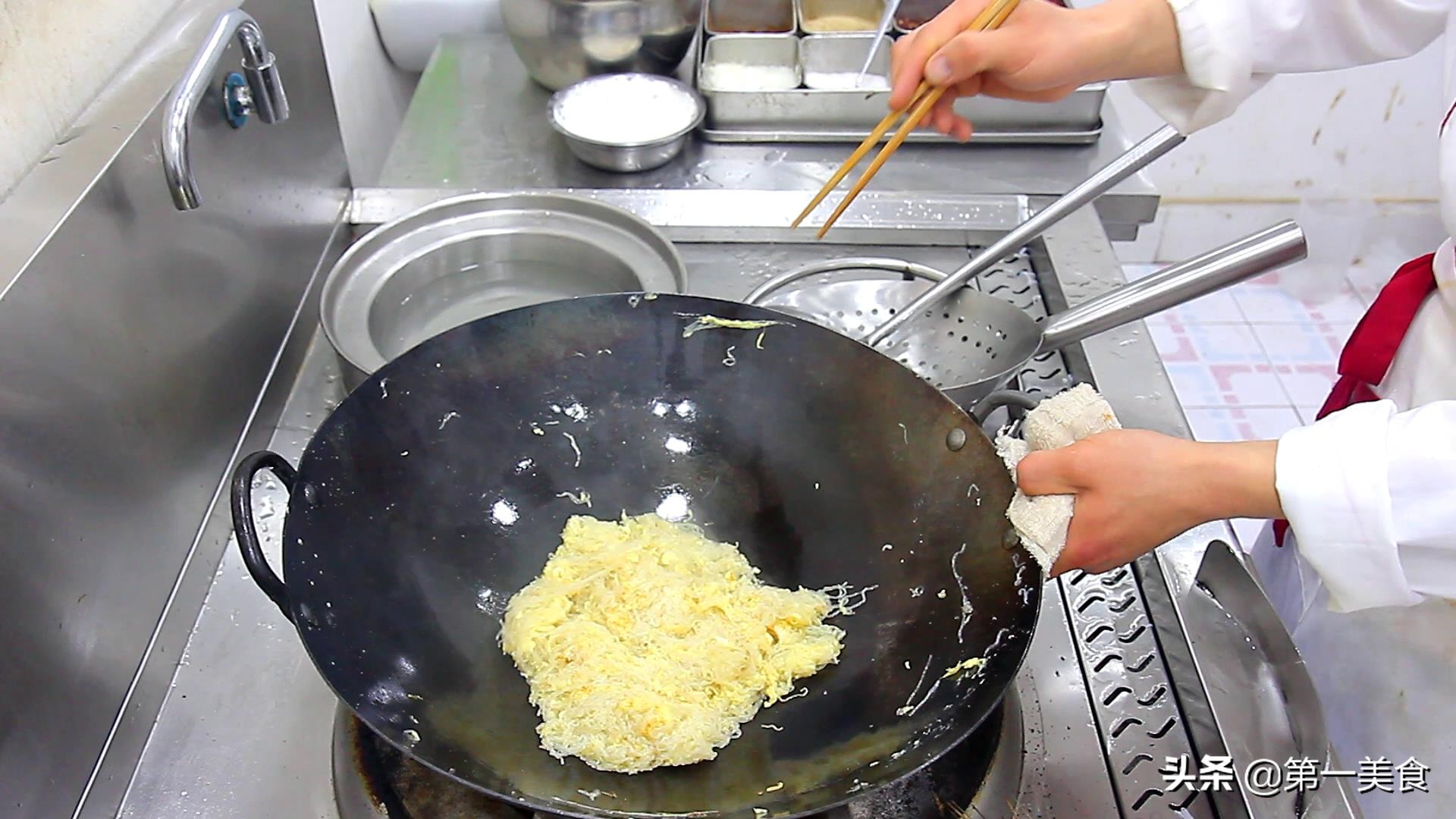 厨师长教你家常炒米粉做法，简单易做，学会以后在家就能做