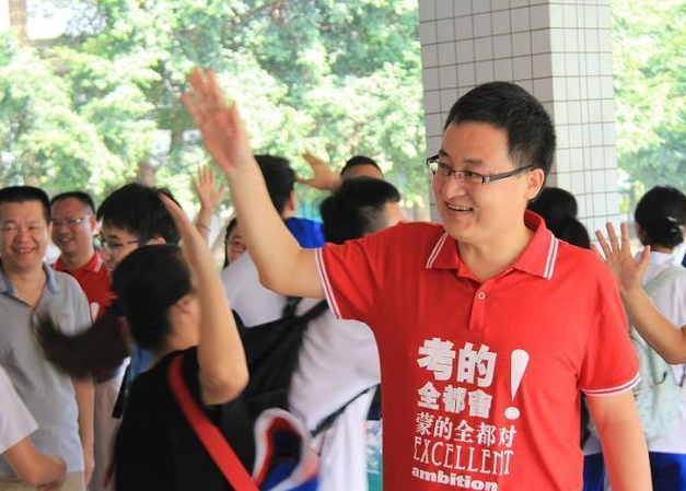 儿子高考估分710，父亲高调宣布“9月清华见”，网友：口气不小