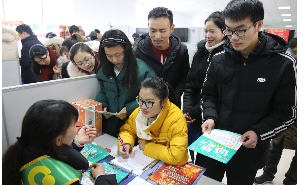 大学生就业难，部分毕业生表示很心酸，简历还没看就被淘汰了