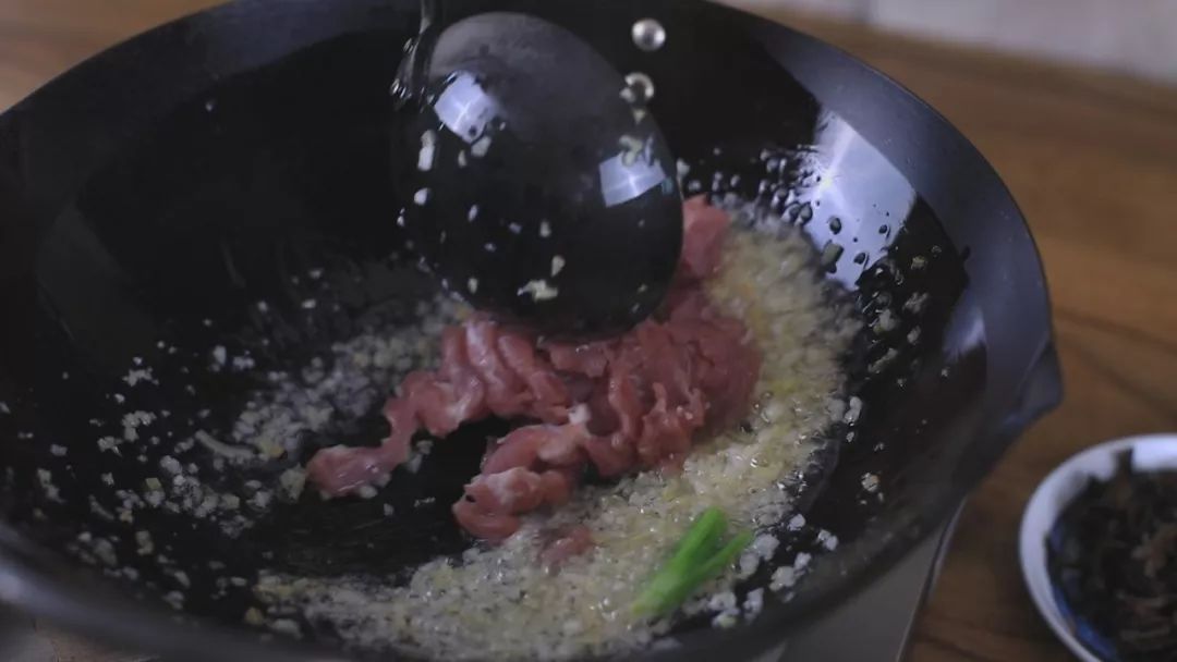 土豆粉怎样才好吃？浇头最重要，这样做酸辣过瘾连汤底都喝干