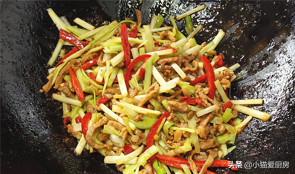 做韭黄炒肉丝时，一定多加这一步，韭黄鲜嫩脆爽不出水，味道也好