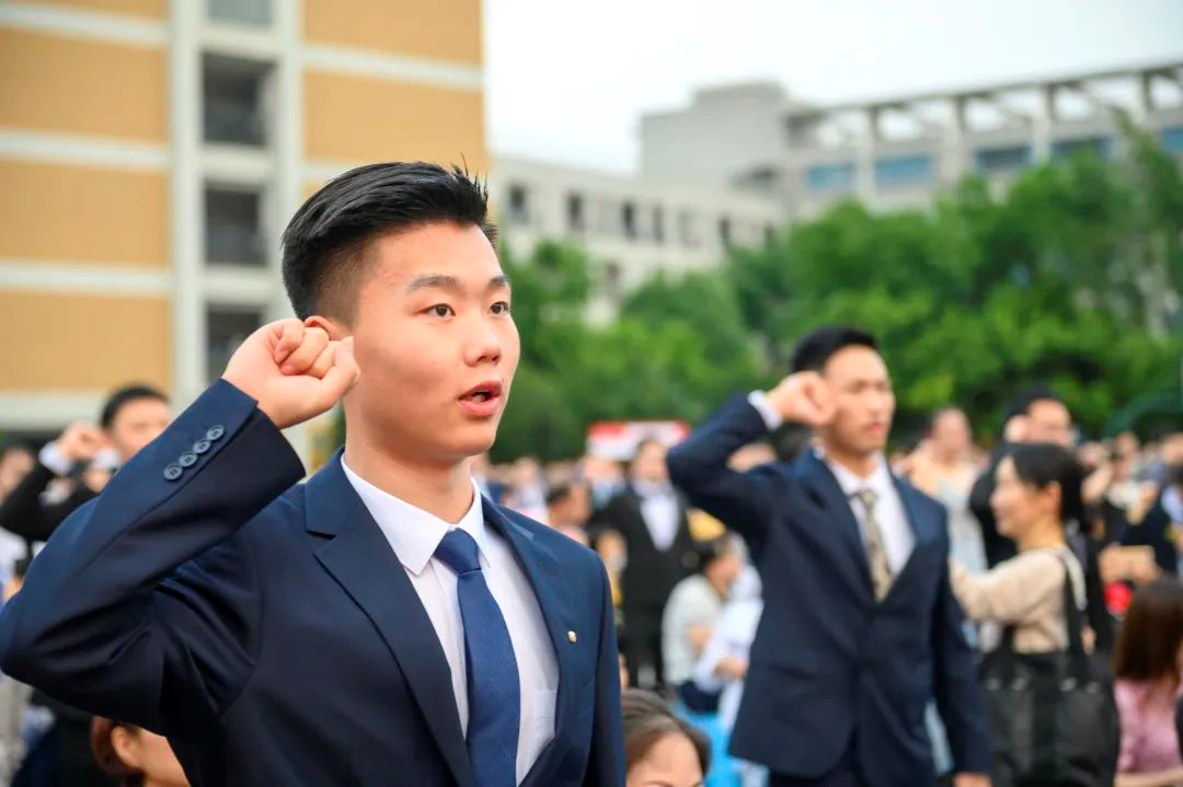 出席18岁！川大附中最特殊毕业成人礼,校长向680余名学生逐一挥手