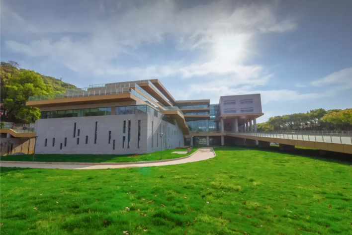 打造“国之重器”、瞄准芯片“卡脖子”难题！华中科技大学这样表白祖国！