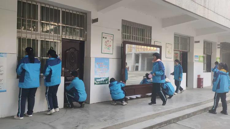 西安市第十四中學(xué)志愿服務(wù)隊在行動(圖16) 西安市第十四中學(xué)志愿服務(wù)隊在行動(圖16)