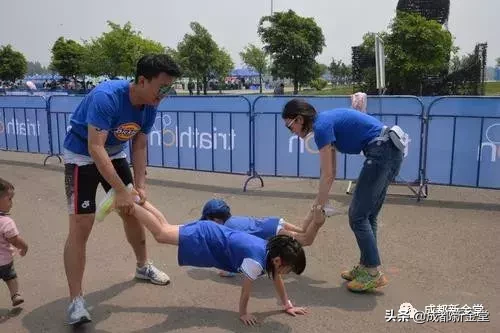 金堂铁三世界杯伴手礼篇(看比赛还被塞狗粮！“铁三”选手现场求婚了……)