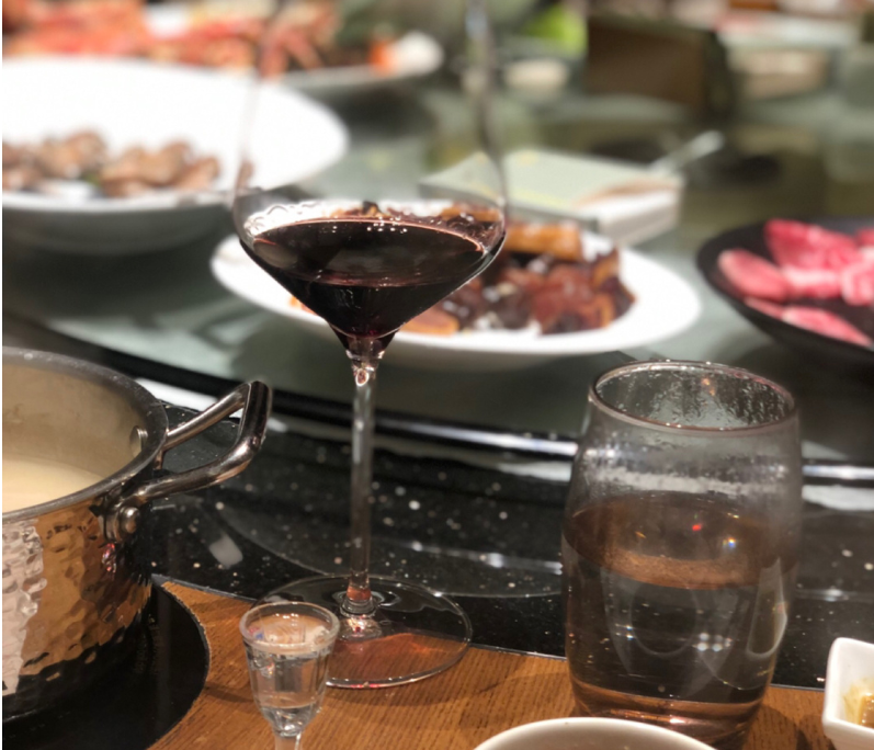 领导说“不喝就是看不起我”，低情商说“我不会”，高情商这样做