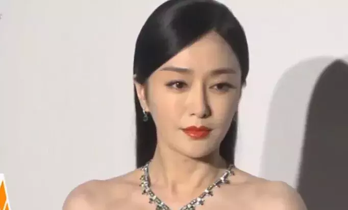 你还被卡粉浮粉困扰？4招打造服帖妆容，手残党也能学会