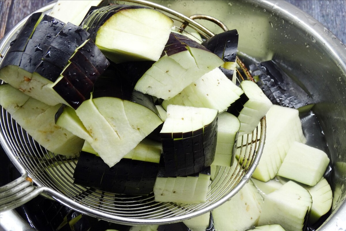 炒茄子切忌直接下油锅，厨师长教你一招，炒出来不发黑也不油腻