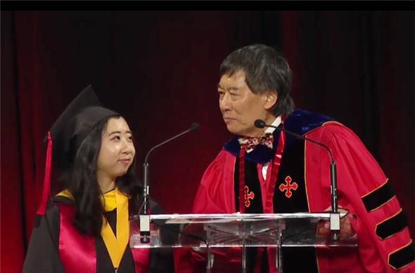 为拿绿卡无底线抹黑祖国！跪吹美国空气香甜，杨舒平下场大快人心