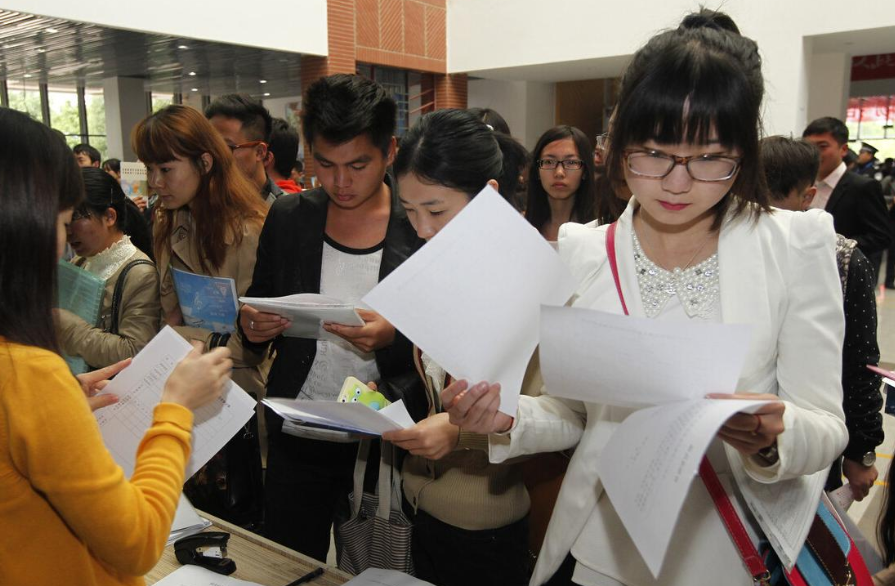 女硕士当保姆，211毕业生送快递，是被社会淘汰还是生活所迫？