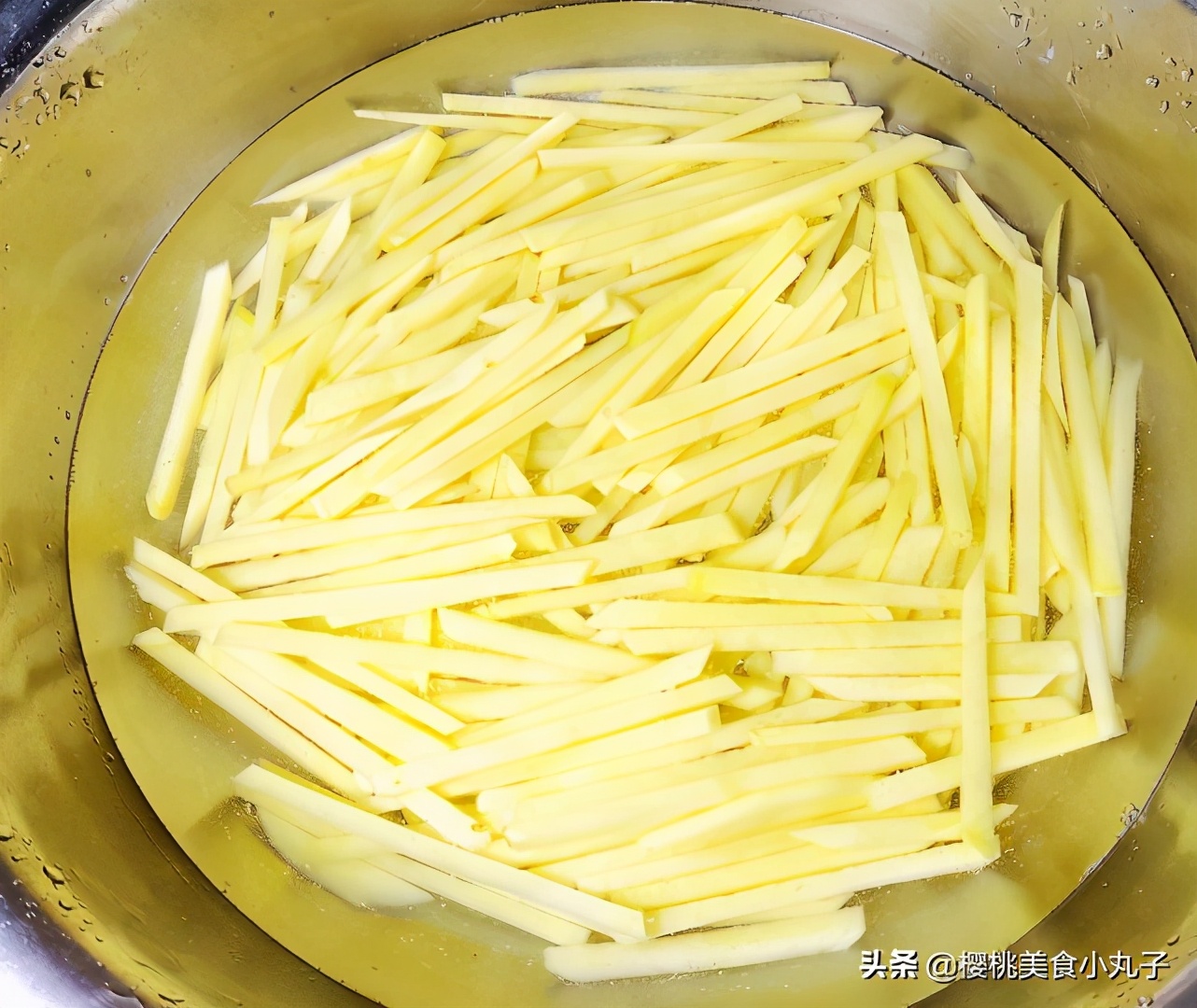 这才是炸薯条的正确做法，金黄诱人，酥脆可口，比肯德基的还好吃