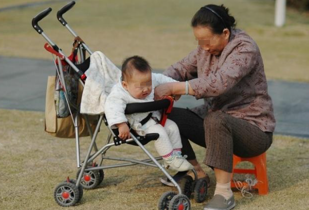 孩子更爱姥姥还是奶奶，逃不开大人的表现，宝宝并非“白眼儿狼”